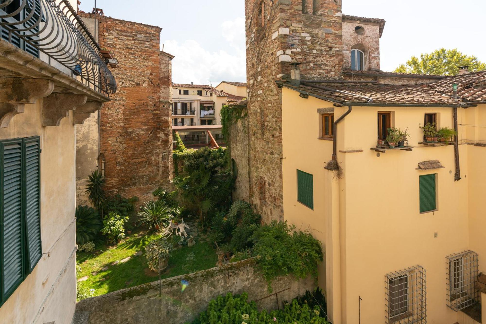 Apartament Historic Apt In The Center Of Lucca With Balcony Zewnętrze zdjęcie