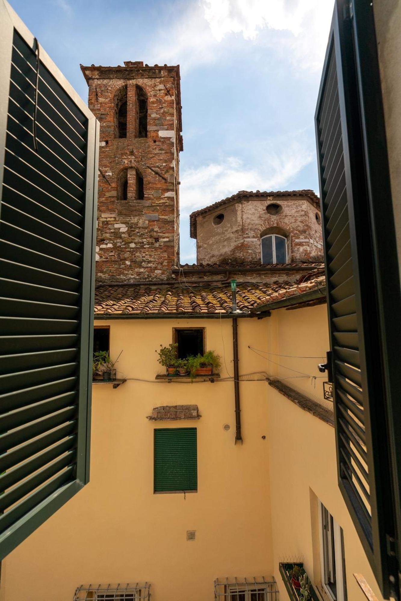 Apartament Historic Apt In The Center Of Lucca With Balcony Zewnętrze zdjęcie
