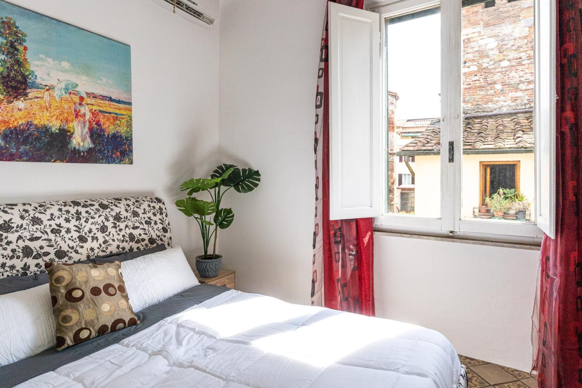 Apartament Historic Apt In The Center Of Lucca With Balcony Zewnętrze zdjęcie