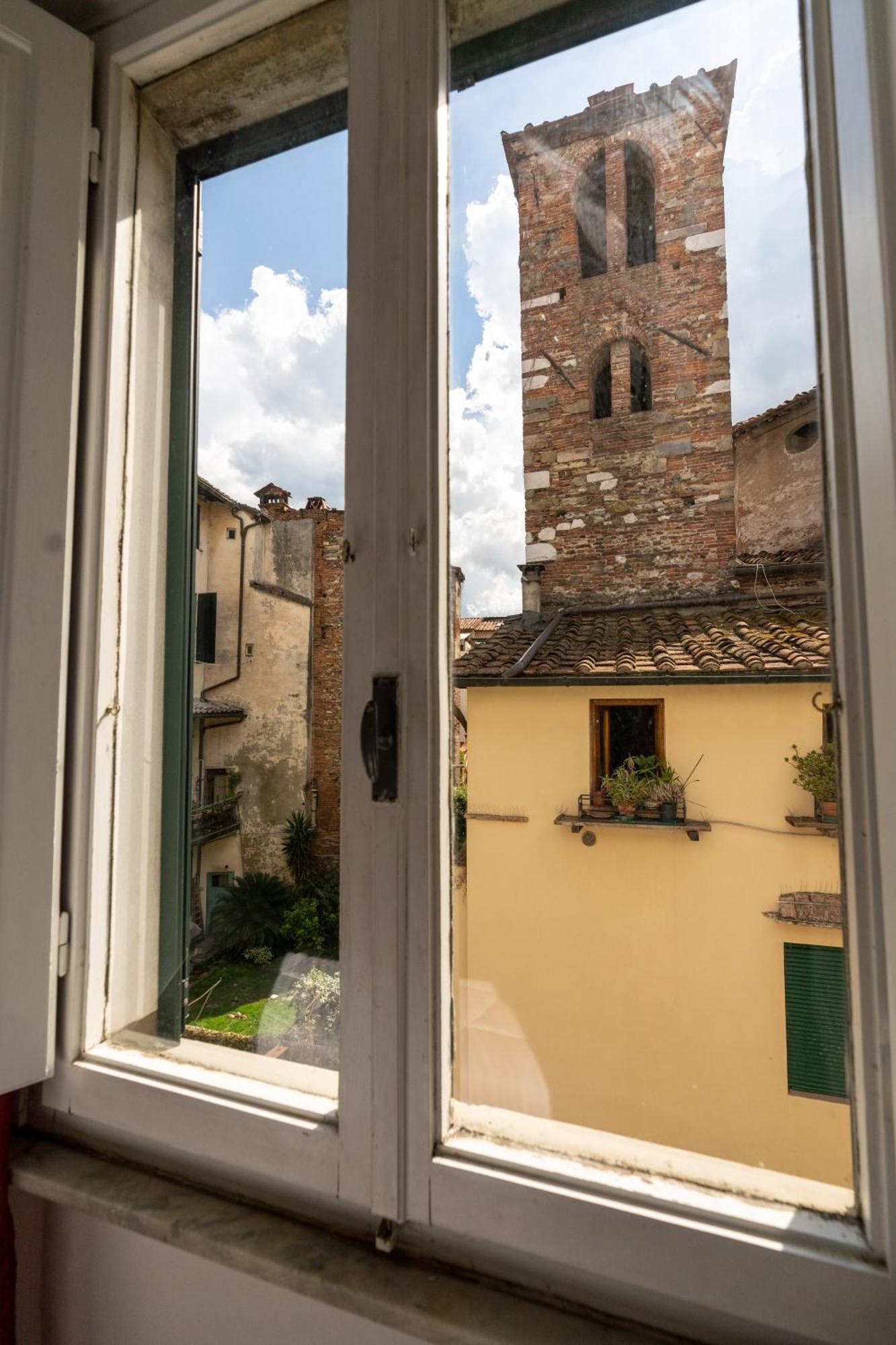 Apartament Historic Apt In The Center Of Lucca With Balcony Zewnętrze zdjęcie